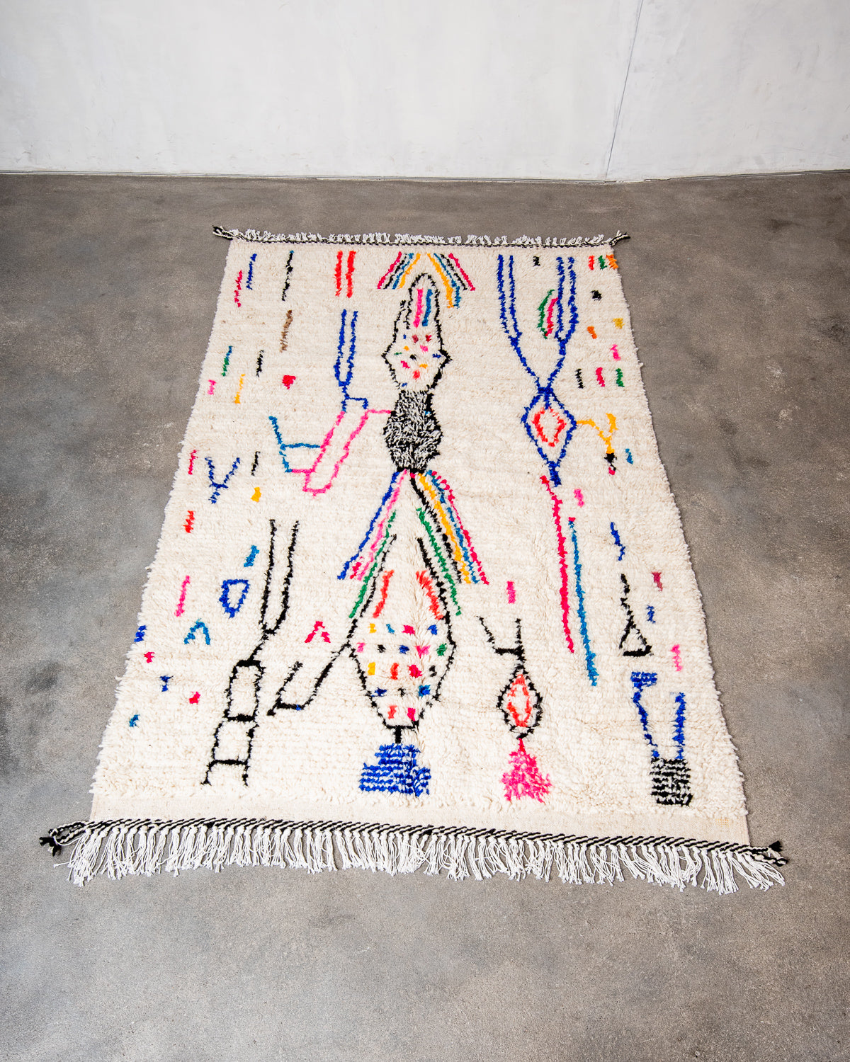 Modern designer handcrafted Berber rug from Morocco. Azilal rug with beautiful colors and patterns. Made of sheep’s wool and colourful cotton.